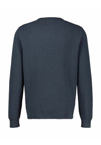 Dunkelblauer Strickpullover mit langen Ärmeln, rundem Ausschnitt und strukturiertem Stoff. Mit gerippten Bündchen und Saum.