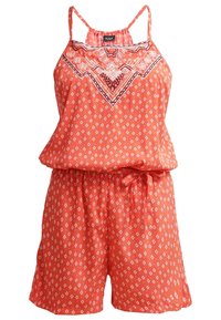 Koronkowy kombinezon w kolorze koralowym z abstrakcyjnymi białymi wzorami w diamenty, regulowane ramiączka spaghetti oraz ozdobnym haftem przy dekolcie. Elastyczny pas z wiązaniem.