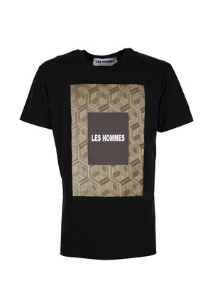 Zwart T-shirt met korte mouwen, voorzien van een gouden geometrisch zeshoekpatroon en een bruine rechthoek in het midden met daarop de tekst "LES HOMMES" in het wit.