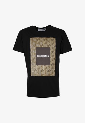 Schwarzes T-Shirt mit kurzen Ärmeln und einem goldfarbenen geometrischen Hexagonmuster sowie einem braunen Rechteck in der Mitte, auf dem der Text "LES HOMMES" in Weiß angezeigt wird.