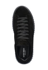 Schwarze Wildledersneaker mit strukturiertem Obermaterial, runder Zehenpartie, flachen Schnürsenkeln und Gummisohle. Logo innen im Schuh aufgedruckt.