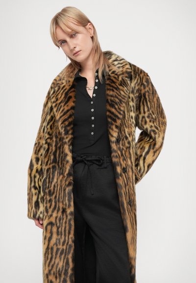 Casaco de pelo sintético com padrão de leopardo, design longo, cores castanho escuro e bege, apresentando um colarinho largo e detalhes em botões pretos.