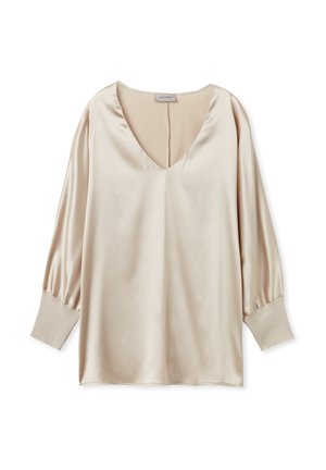 Blouse en satin beige avec un décolleté en V profond, des manches bouffantes longues et des poignets ajustés. Texture lisse et design minimaliste.