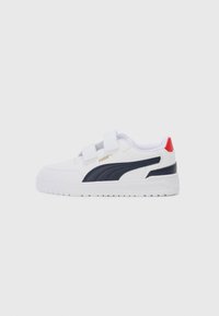 Witte sportieve schoen met marineblauwe accenten, gestreepte synthetische bovenkant, twee klittenbandsluitingen en een rode hiel tab. Bevat een rubberen zool.