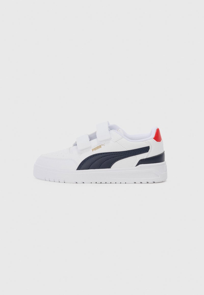 Witte sportieve schoen met marineblauwe accenten, gestreepte synthetische bovenkant, twee klittenbandsluitingen en een rode hiel tab. Bevat een rubberen zool.