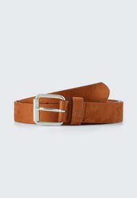 Ceinture en daim marron avec boucle en métal argenté, affichant un design classique et une texture lisse. Logo embouti sur le passant en cuir.