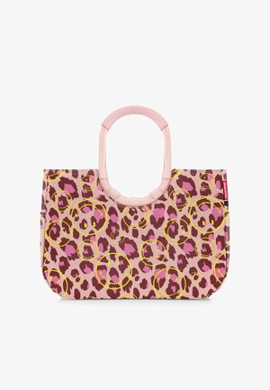 Bolsa de mano rosa con manchas de leopardo rojo oscuro y púrpura y caras sonrientes amarillas, con asas redondas rosas y una etiqueta de marca roja.