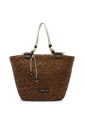 Bolso tote tejido de paja marrón con asas de cuerda beige, detalles en cuero negro y cuentas decorativas. Presenta un parche con el logo en el frente.