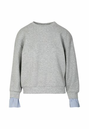 Világosszürke hosszú ujjú pulóver, kék-fehér csíkos ing mandzsettákkal, amelyek a pulóver ujjaiból kilátszanak.