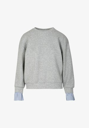 Lichtgrijs sweatshirt met lange mouwen en blauwe en witte gestreepte overhemdmanchetten die uit de mouwen steken.