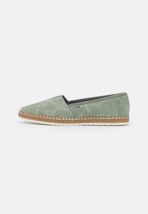 Hellgrüne Espadrille zum Hineinschlüpfen mit genähter braun-weißer Sohle, kleinem dreifarbigen Stickdetail und geprägt seitlichem Markenlogo.