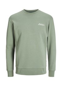 Sudadera verde de manga larga, con cuello redondo acanalado, tejido texturizado y pequeño logo blanco en la parte superior izquierda del pecho.