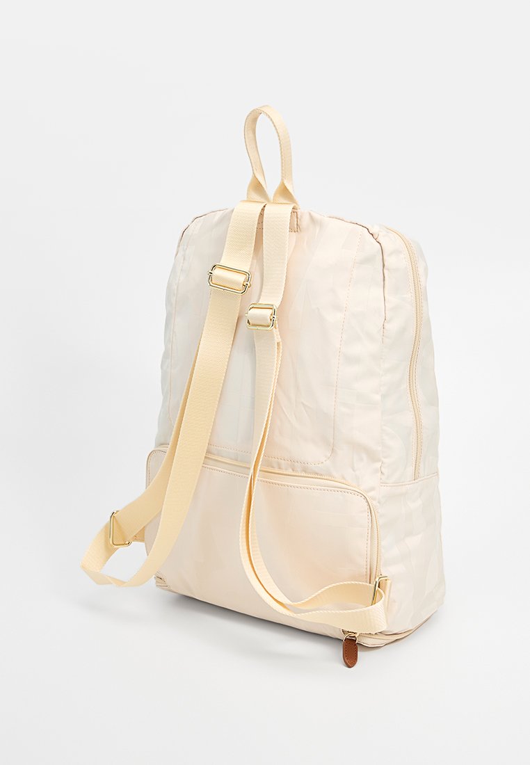 Beige Nylon-Rucksack mit gepolsterten Schulterriemen, Reißverschluss und Fronttasche. Verfügt über eine strukturierte Oberfläche und verstärkte Nähte.