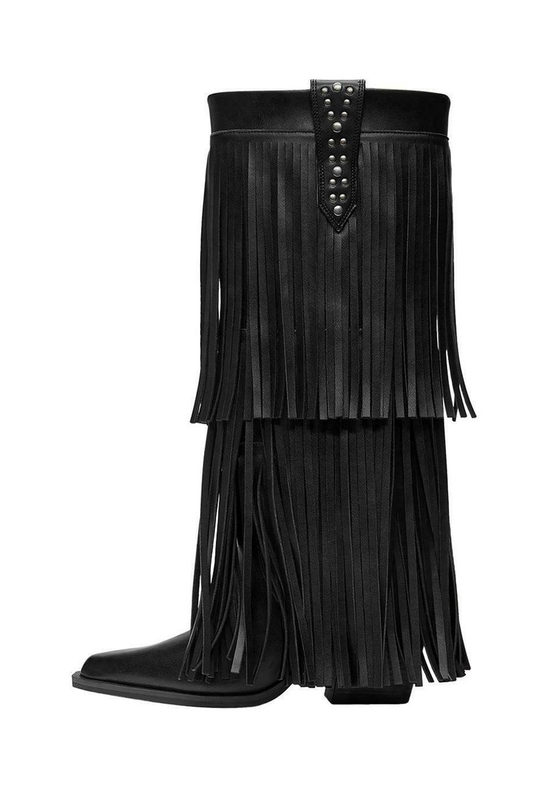 Črne usnjene čevlje z dolgim frizom, okrasnimi kroglicami na zgornji strani, koničastim nosom in blokom peto za stabilnost. Teksturirana površina po celotni čevlji.