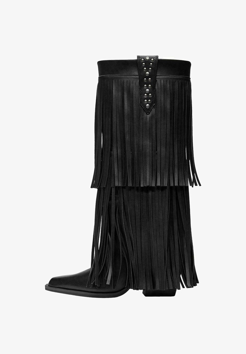 Črne usnjene čevlje z dolgim frizom, okrasnimi kroglicami na zgornji strani, koničastim nosom in blokom peto za stabilnost. Teksturirana površina po celotni čevlji.