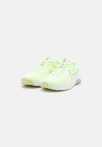 Nike Performance LEGEND ESSENTIAL 3 - Tenisice za trening - barely volt/olive aura/jade horizon