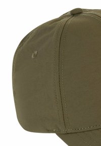 Olijfgroene pet met een ronde kroon, gladde textuur, zichtbare stiksels en een knoop bovenop. De klep is licht gebogen.