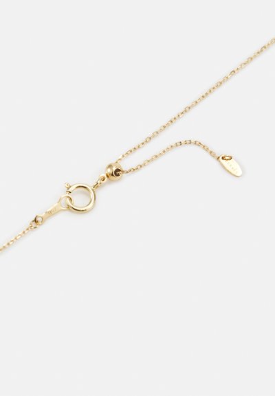 Goldfarbene Kette mit einem Karabinerverschluss und einem kleinen Anhänger. Sie verfügt über zarte Glieder, eine glatte Textur und eine polierte Oberfläche.