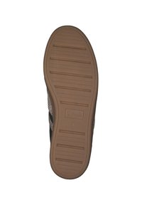 Semelle de sneakers avec une semelle extérieure en caoutchouc texturé de couleur tan, présentant des rainures horizontales pour une traction et le nom de marque en relief "la strada".