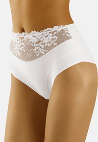 Chiloți albi cu talie înaltă, având o dantelă florală la vârf, cu o textură netedă și un elastic la brâu pentru confort.