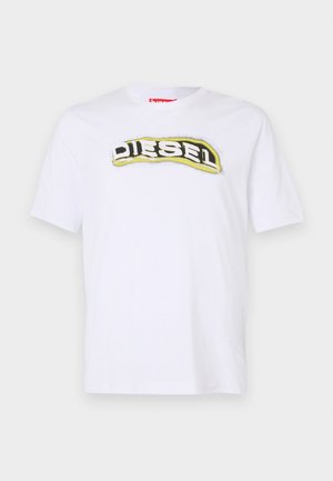 Witte katoenen t-shirt met korte mouwen, voorzien van een gestileerd zwart en geel 'DIESEL'-logo over de borst. Soepele textuur, klassieke pasvorm.