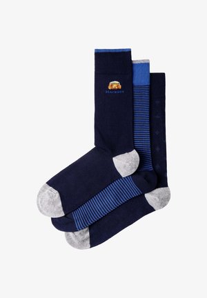 Tres pares de calcetines de vestir para hombre de color azul marino con dedos y talones grises; un par tiene un escudo y el logo "Hackett", uno tiene rayas azules y otro tiene un patrón de puntos.