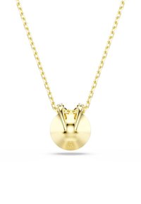 Guldbelagt halskæde med en rund vedhæng med en glat overflade og to spænde-lignende accenter. Kæden har rektangulære led.