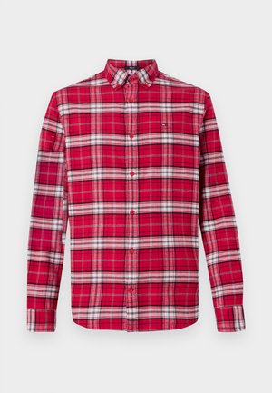 Camicia in flanella a quadri rossi con colletto alla francese. Presenta linee bianche e nere in un motivo plaid. Maniche lunghe con polsini a bottone.