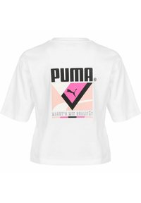 Vit kortärmad t-shirt i bomull med en stor svart och rosa Puma-logotypdesign på baksidan och geometriska mönster i pastellfärger.