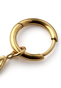 Guldfarvet metalring med en glat, poleret overflade, en sømløs design og en lille løkke til fastgørelse.