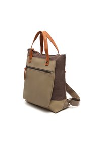 Rudas audinio kuprinė su smėlio spalvos panele, odiniais rankenėlėmis ir priekinėmis užtraukiamomis kišenėmis. Keturgubas formos, su reguliuojamu diržu ir lygiu pavidalu.