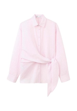 Camisa de manga larga rosa claro con botones, rayas sutiles y un detalle de lazo de tela en el lado derecho de la cintura.