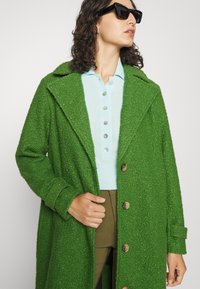 Kaffe KAANNE - Klassisk kappa / rock - artichoke green