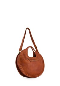 Runde Lederhandtasche in warmem Braun, mit einer vorderen Reißverschlusstasche, flachen Griffen und einem breiten Schultergurt für einen bequemen Transport.
