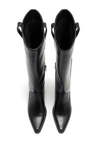 Botas de cuero negro hasta la rodilla con punta afilada y textura suave. Cuenta con tiradores en la parte posterior y cremalleras laterales para facilitar su puesta.