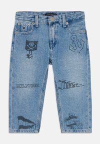 Shorts in denim azzurro chiaro con vari design stampati in blu scuro, tra cui teschi, ancore e loghi del marchio. Stile classico a cinque tasche.