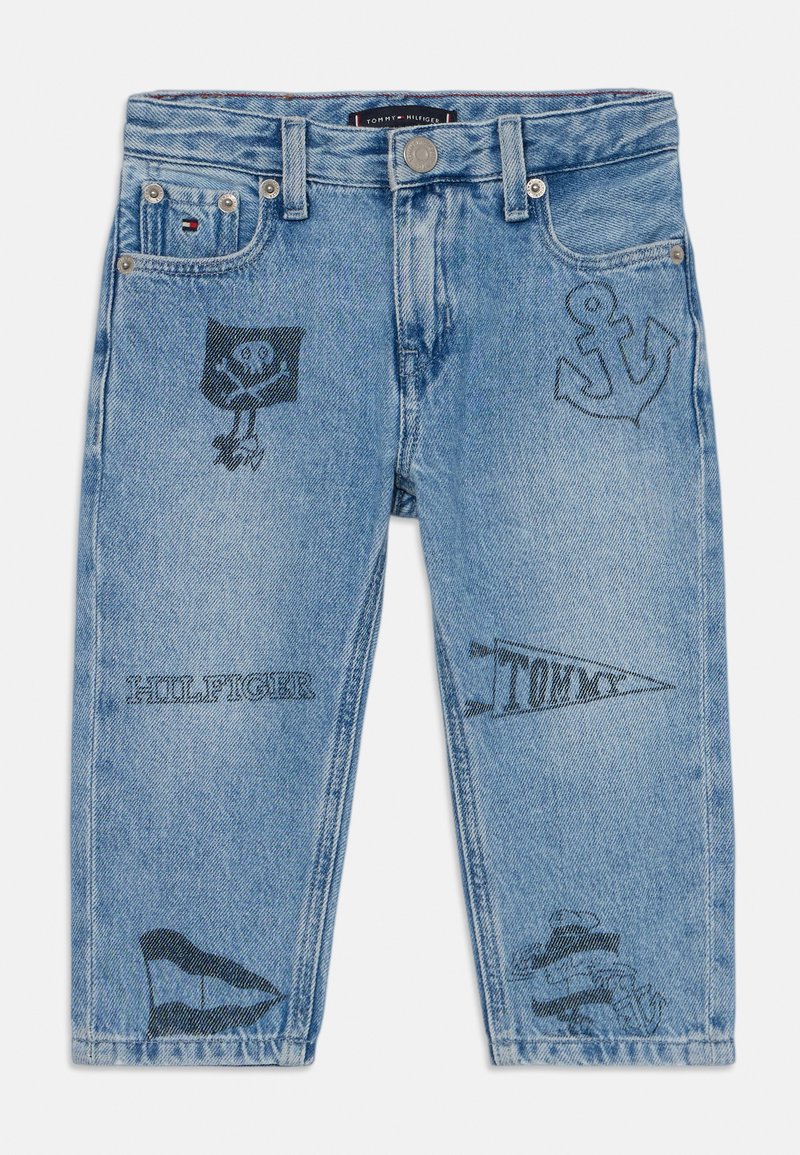 Svijetloplave traper kratke hlače s raznim tamnoplavim otiscima dizajna, uključujući lubanju, sidro i logotipe brenda. Standardni stil s pet džepova.