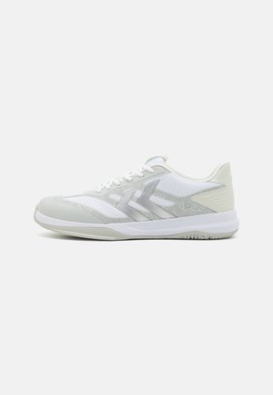 Weiße Sportschuhe mit strukturiertem Design, grauen Akzenten und einem leichten, atmungsaktiven Obermaterial. Die Sohle ist flach und strapazierfähig.