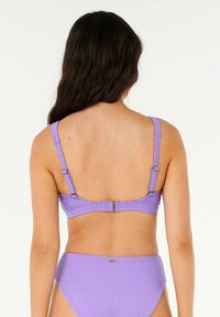 Top di bikini lilla con texture a coste, spalline regolabili e chiusura a gancio sul retro. Il bottom abbinato a vita alta presenta una costatura simile.