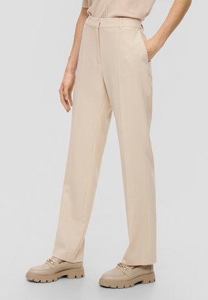 Beige, op maat gemaakte broeken met een rechte pijp, een middelhoge tailleband, zijzakken en een gladde textuur. Gecombineerd met beige instappers.