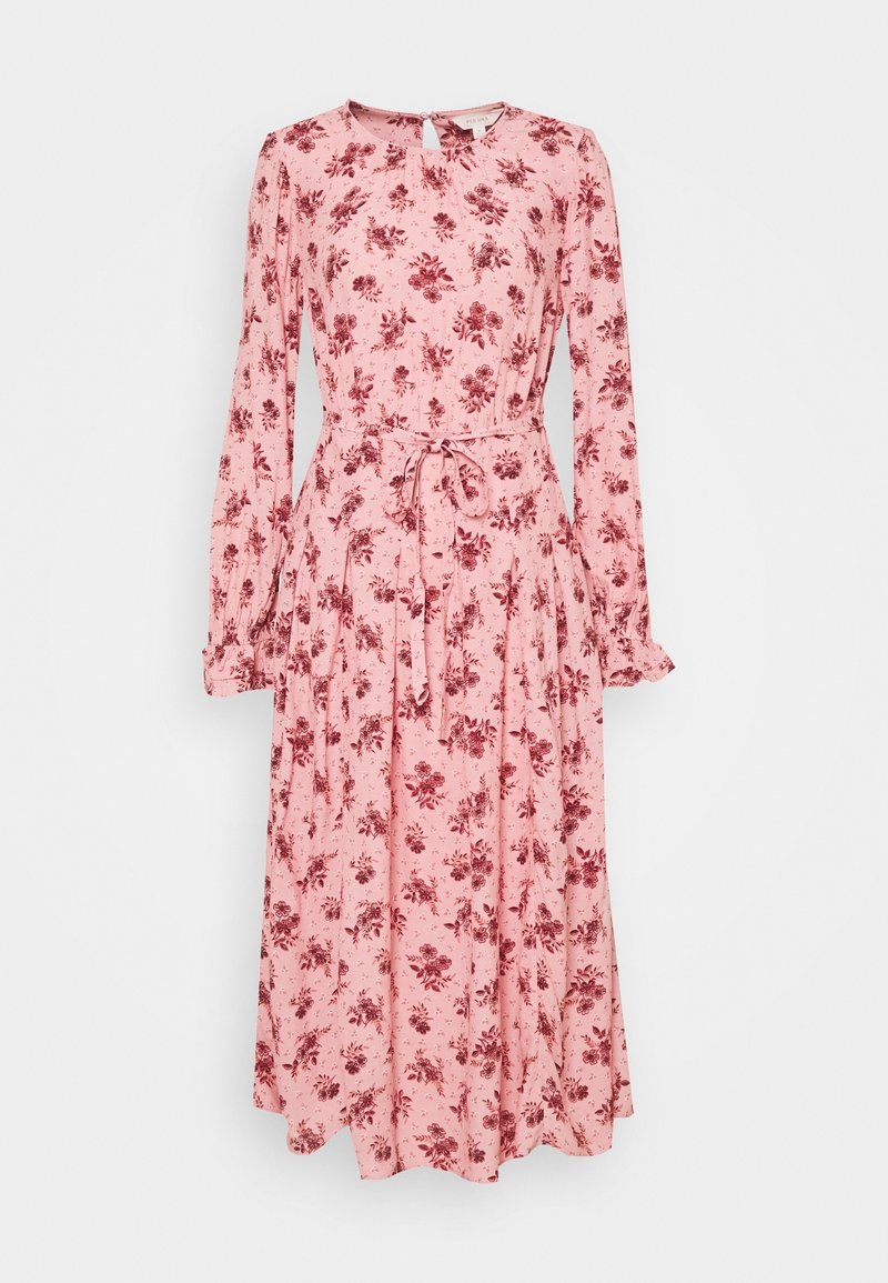 Robe midi rose clair à manches longues avec imprimé floral rouge, encolure ronde, ceinture à la taille et poignets volantés.