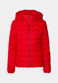 Červená péřová bunda s kapucí, předním zipem, dvěma bočními kapsami a polstrovaným designem s vertikálním prošitím pro větší teplo.