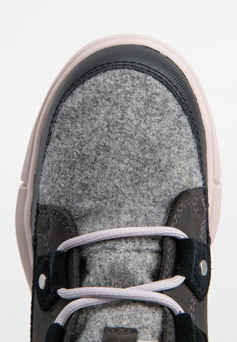 Schwarze und graue Sneaker mit einem Obermaterial aus Filz, kontrastierenden Schnürsenkeln und einer pinken Gummisohle. Verfügt über eine runde Zehenpartie und Nähdetails.