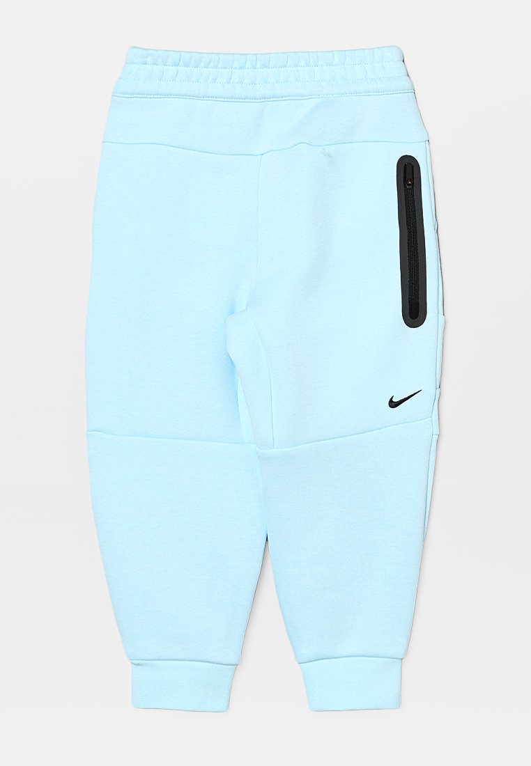 Pantalons de survêtement bleu clair en tissu doux, avec un design fuselé, une taille élastique et une poche zippée noire sur le côté.