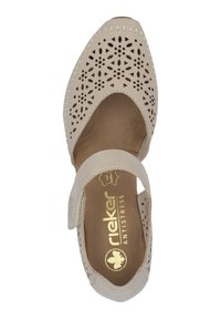 Scarpa in pelle beige con motivi floreali intagliati, punta arrotondata, cinturino alla caviglia con velcro e soletta imbottita contrassegnata "Rieker Antistress."