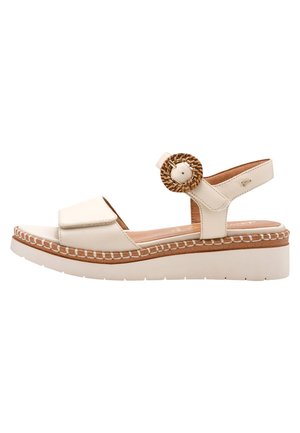 Sandalo con zeppa beige con suola spessa, cinturino alla caviglia regolabile con fibbia tonda intrecciata e ampia fascia frontale con cuciture visibili.