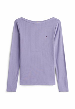 Maglietta a maniche lunghe in tessuto a coste di colore lavanda chiaro. Presenta un collo a barchetta e un piccolo logo sul petto. L'orlo è dritto con spacco laterale.