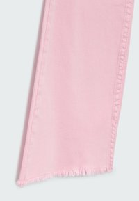 Hose aus weichem pinken Stoff mit fransigem Saum. Mit geradem Schnitt und kontrastierendem Nähte entlang der Seitennaht.