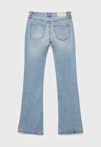 Lichtblauwe spijkerbroeken met een licht uitlopende pijp, twee achterzakken en een merklabel op de tailleband tegen een witte achtergrond.