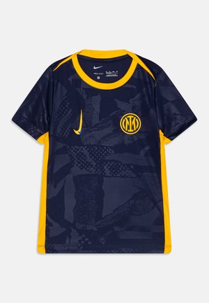 Camiseta juvenil de Nike, color marino con acentos en amarillo. Presenta un cuello redondo, mangas cortas y un patrón texturizado en todo su diseño. Logo del equipo en el frente.